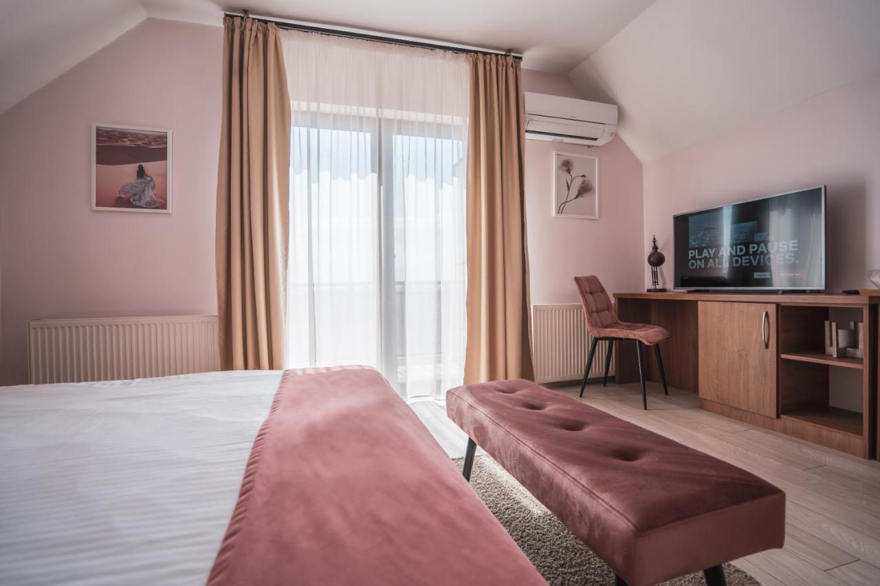 Roots Villa Redwood Braşov Extérieur photo