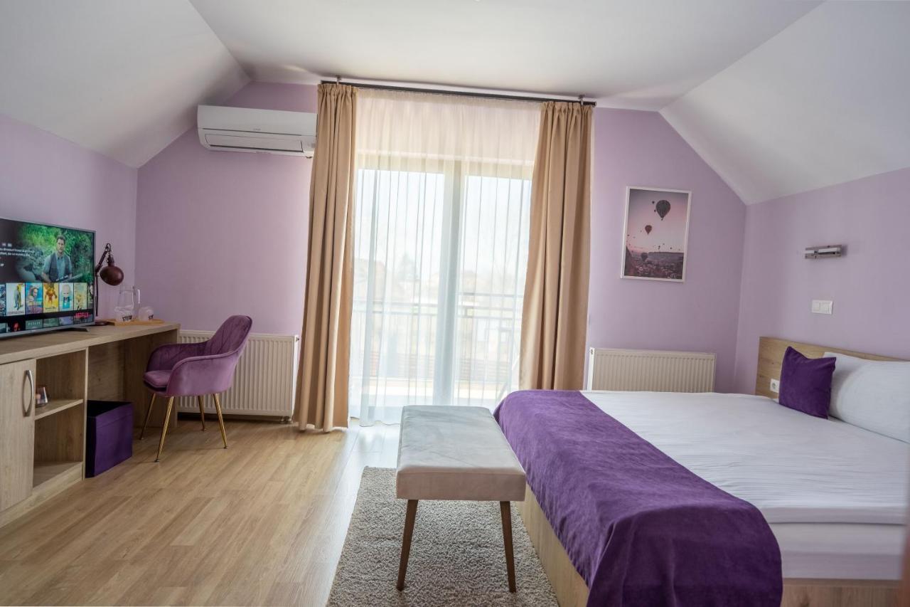 Roots Villa Redwood Braşov Extérieur photo