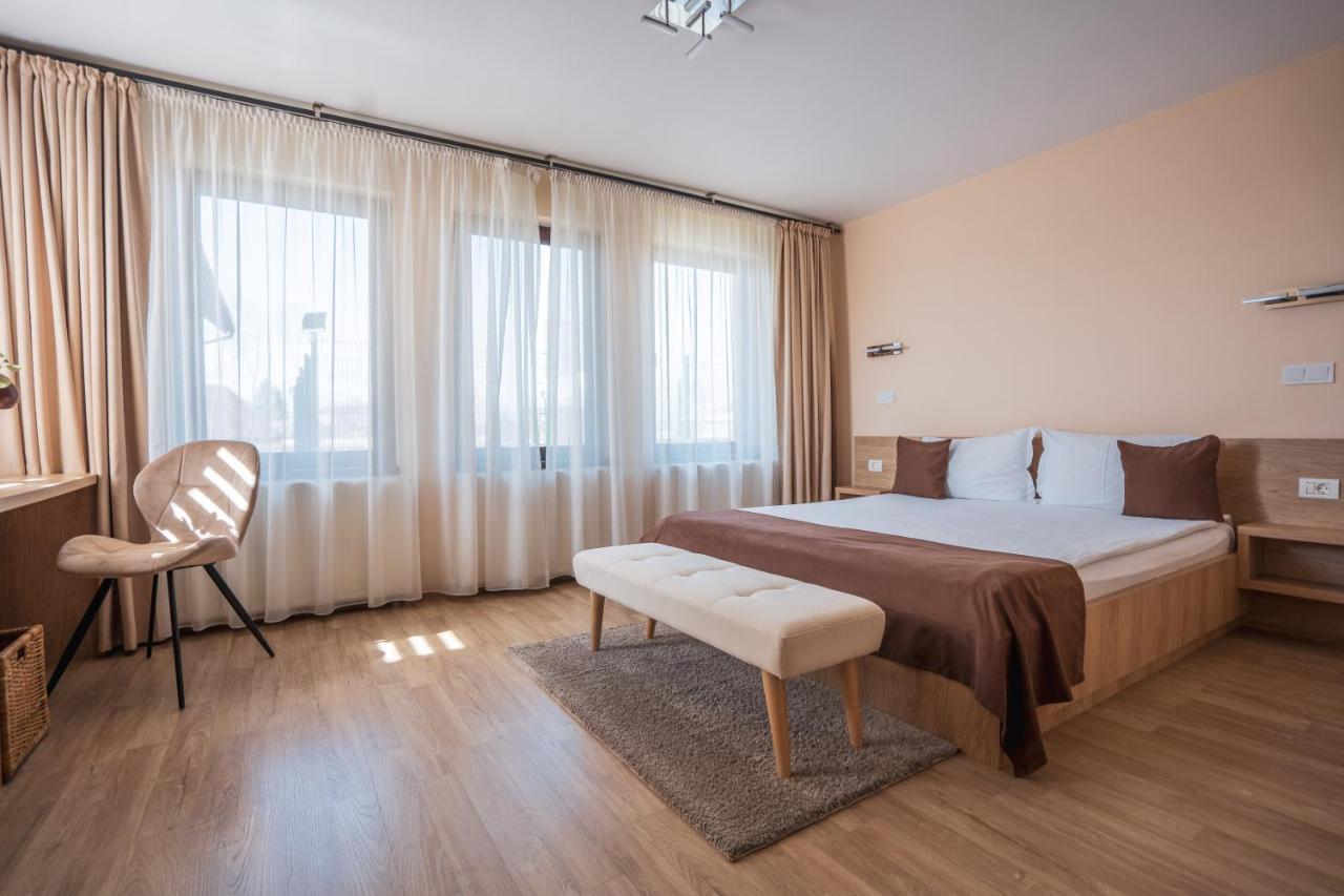 Roots Villa Redwood Braşov Extérieur photo